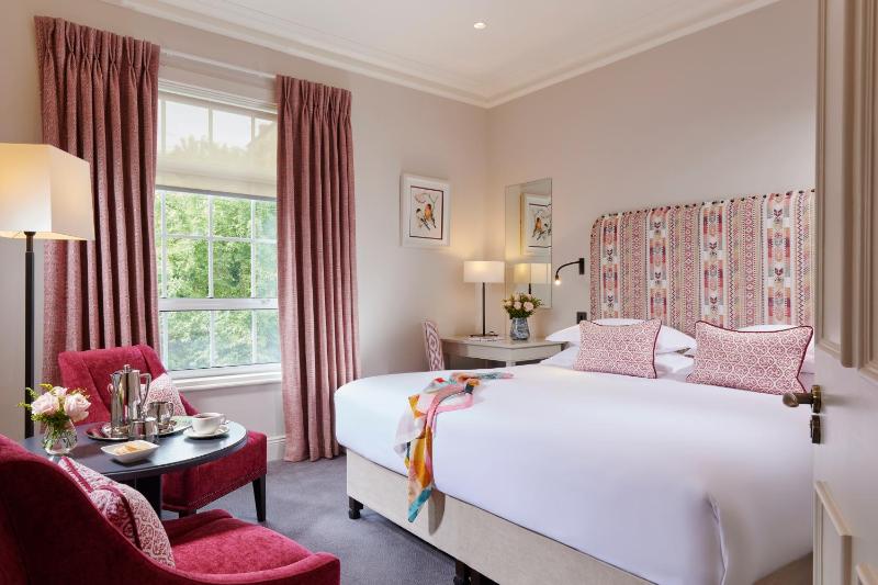 Classic Double Room image 4