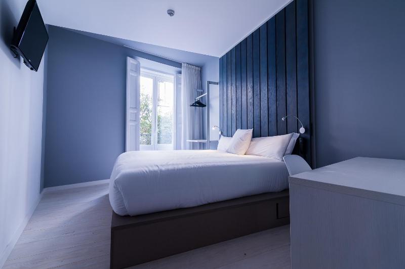 Premium Double Room image 4