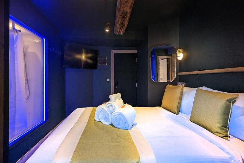 Standard Double Room with Street View image 4