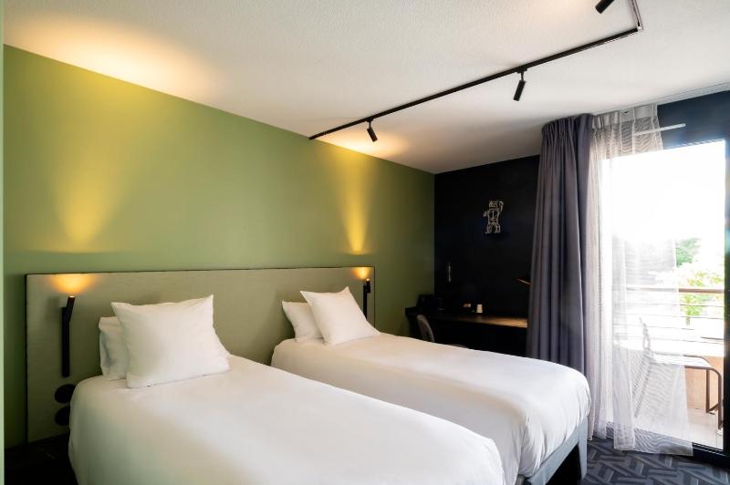 Comfort Twin Room with Balcony - City View image 4