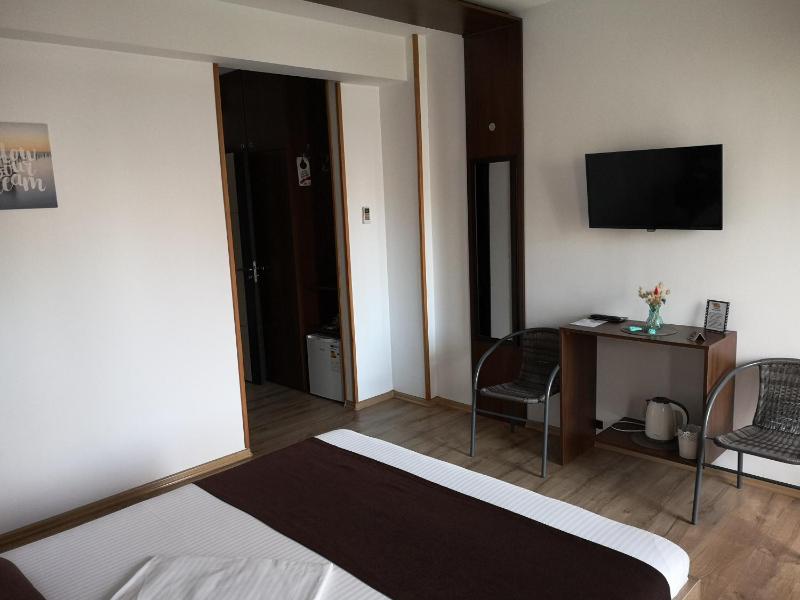 Double Room with Balcony image 2