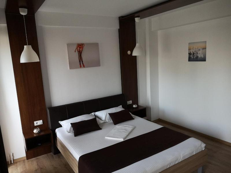 Double Room with Balcony image 3