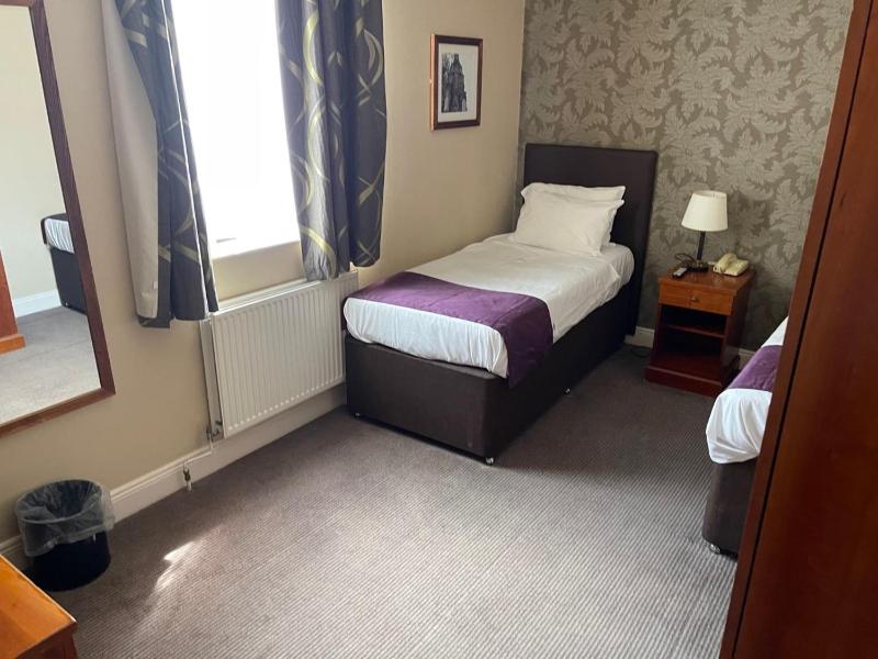Twin Room image 4