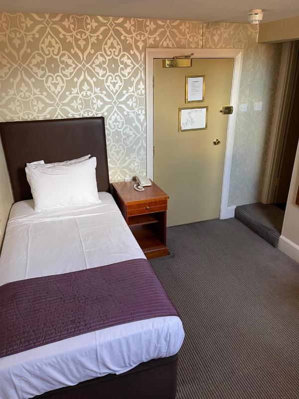 Single Room image 4