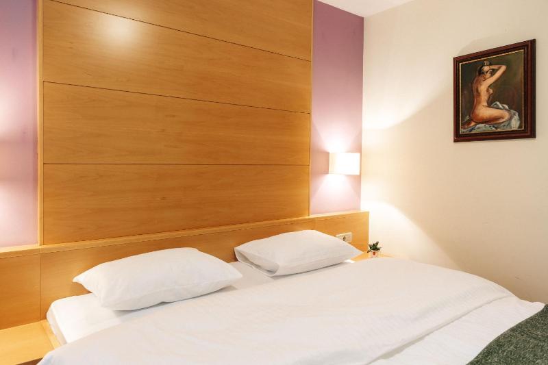Double Room with Balcony image 4