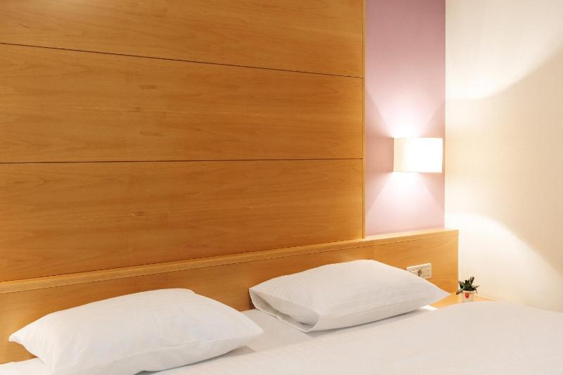 Double Room with Balcony image 2