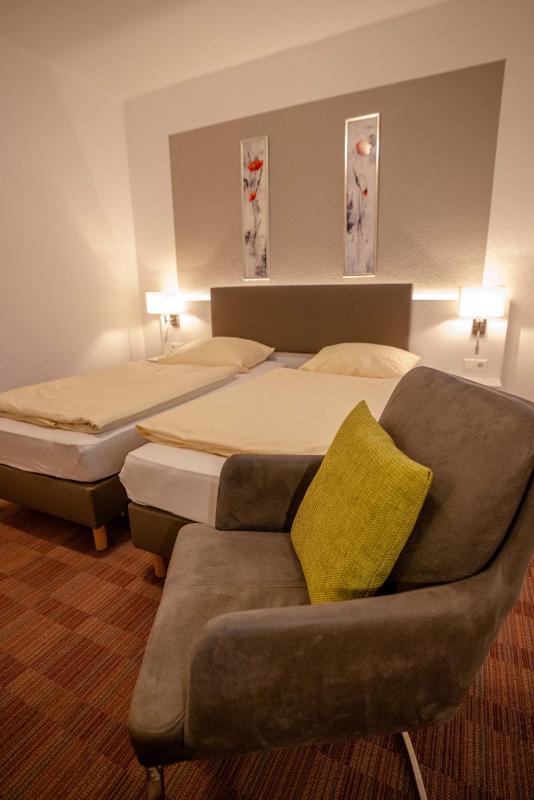Twin Room image 3