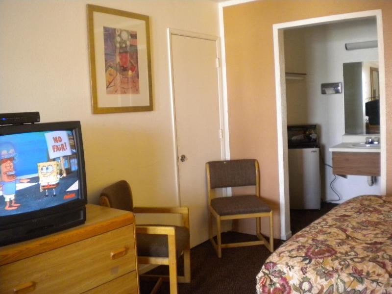 Standard Queen Room image 3