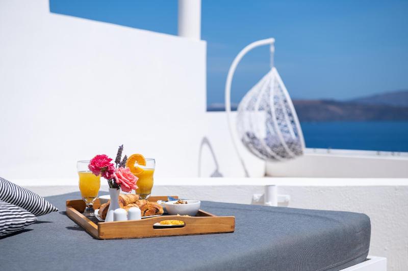 Deluxe Suite with Hot Tub and Panoramic Volcano View image 3