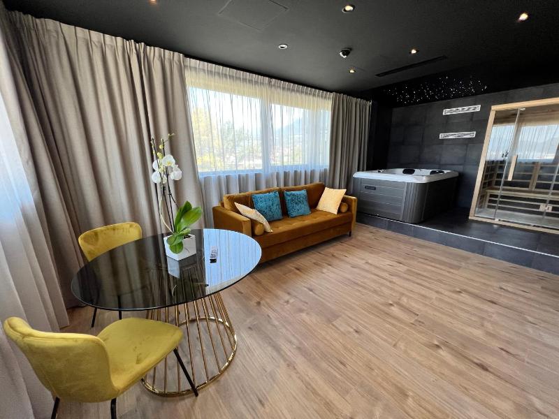 Suite with Hot Tub image 4