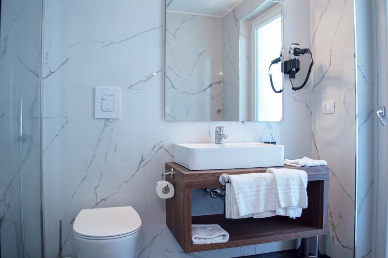 Elegance Triple Room Dependance  image 3