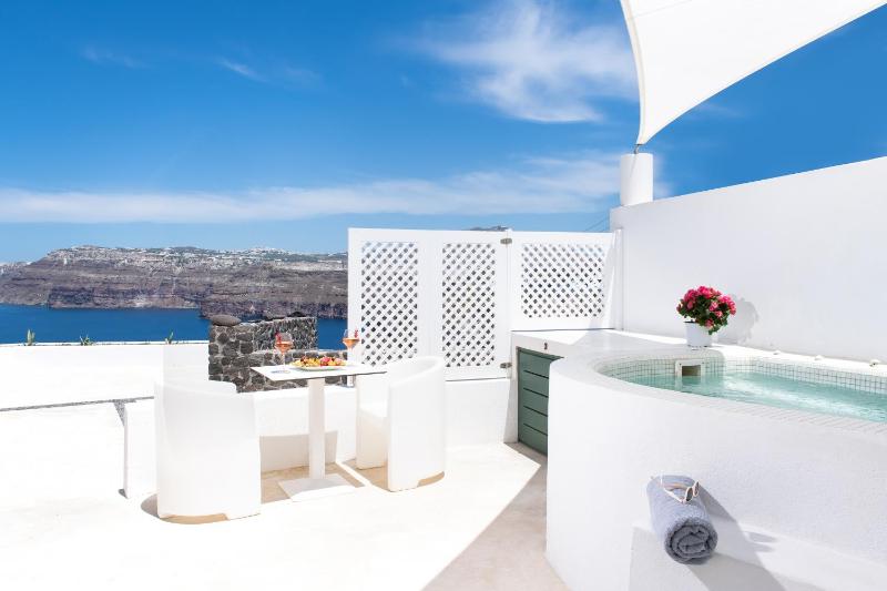 Standard Room with Hot Tub and Caldera View image 4