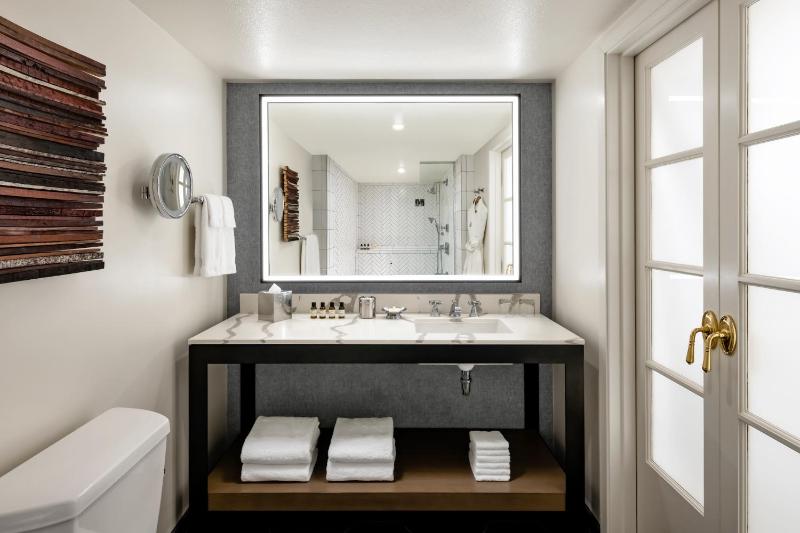 Deluxe King Room with Fireplace and Garden View image 3
