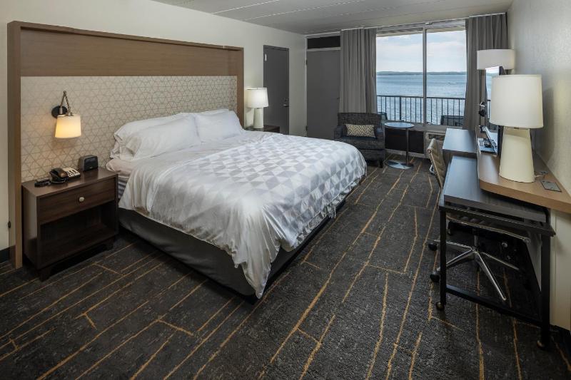 Standard King Room with Lake View image 2