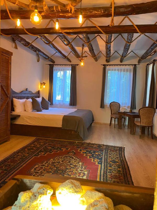 Honeymoon Suite with Jacuzzi image 1