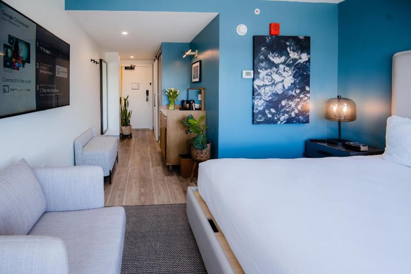 Standard King Room image 2