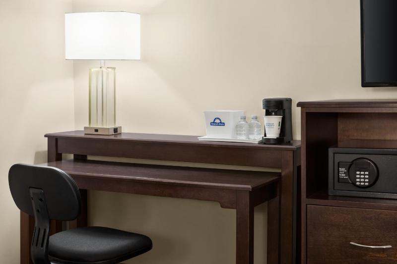 Business Double Room with Two Double Beds - Non-Smoking image 4