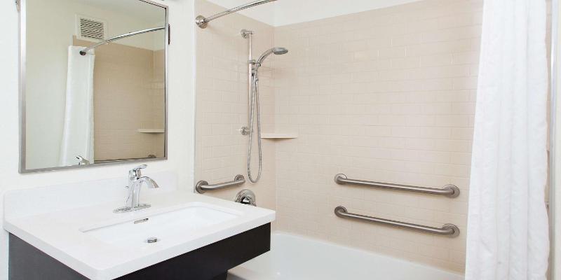 One-Bedroom Queen Suite with Bathtub - Mobility Accessible image 2