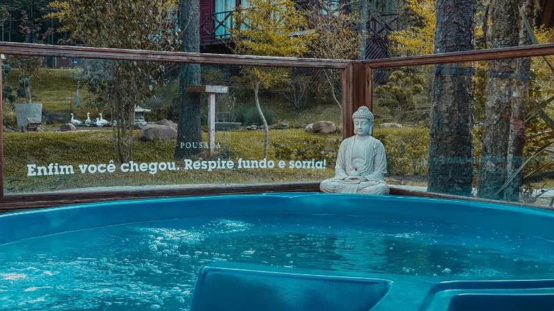 Chalés e Suítes Jardim do Buda com piscina aquecida - image 13