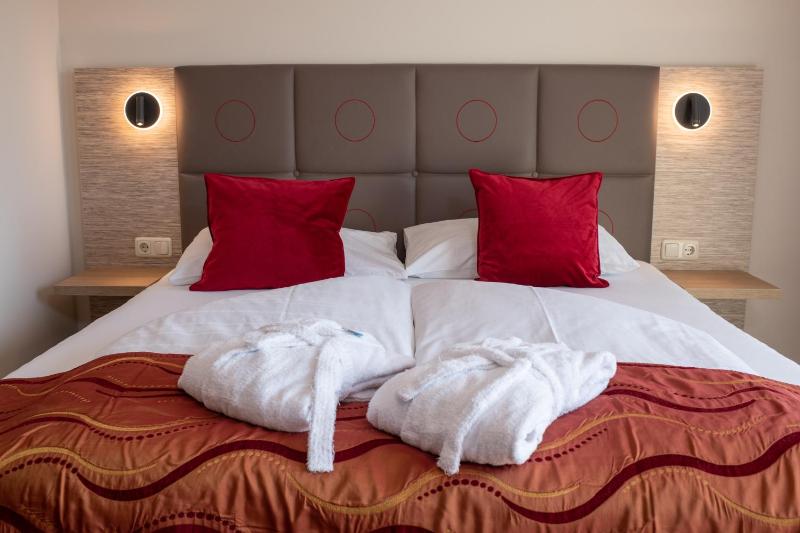 Double Room with Lake View image 4