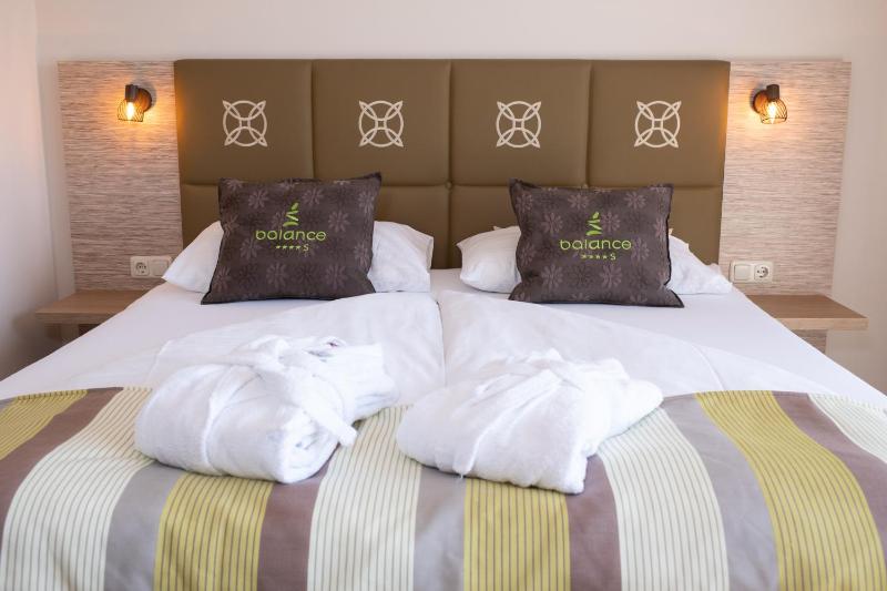 Double Room with Garden View image 3