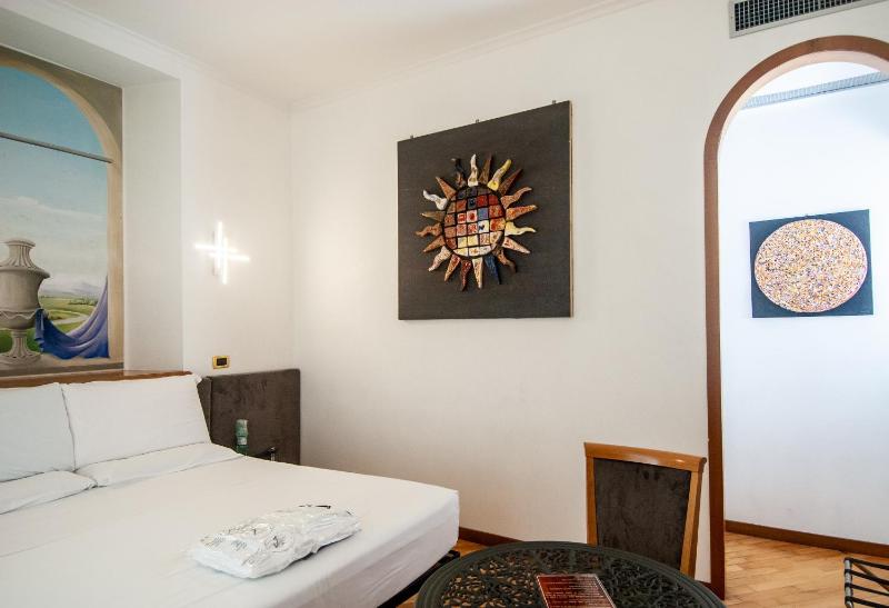 Double Room image 3