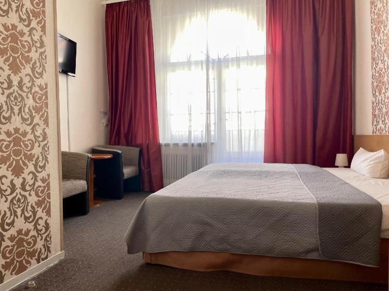 Double or Twin Room image 3