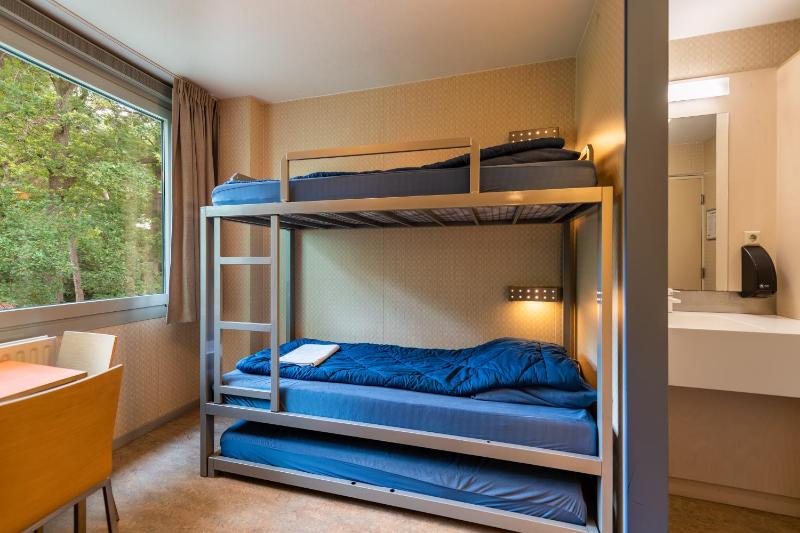 Twin Room with Bunk Beds and Private Bathroom with Shower image 3