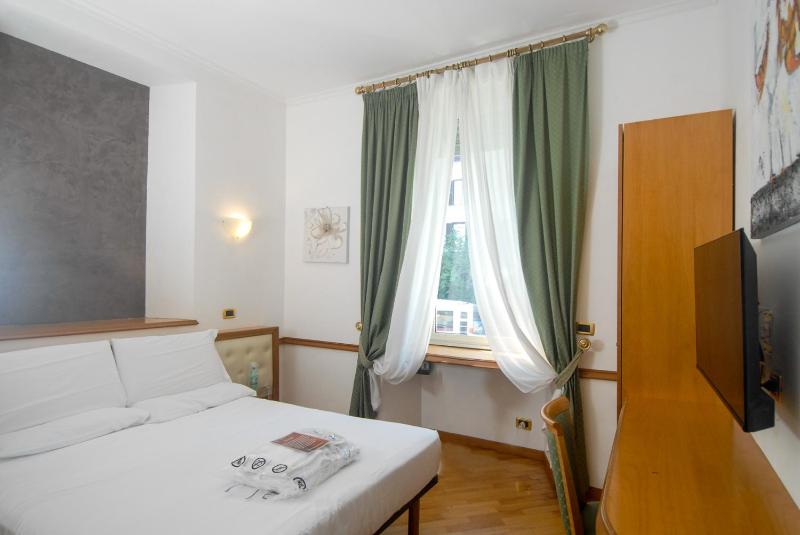 Double Room image 4