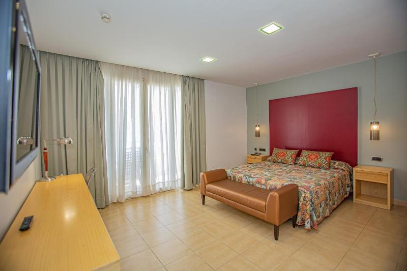 Double Room with Hot Tub and Sea View image 1