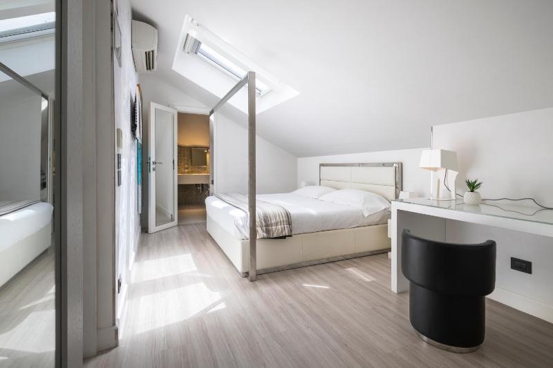 Double Room - Attic image 4