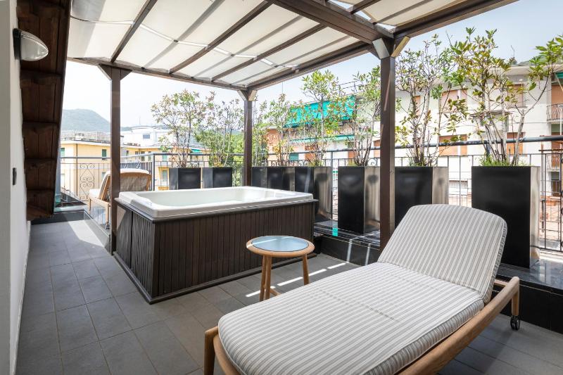 Suite with Terrace and Spa Access  image 4