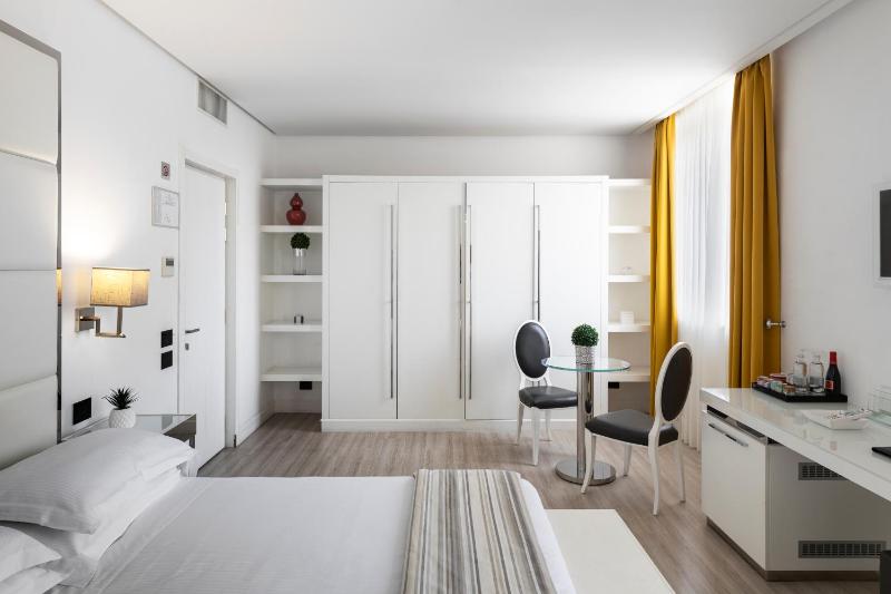  Junior Suite with Spa Access image 4