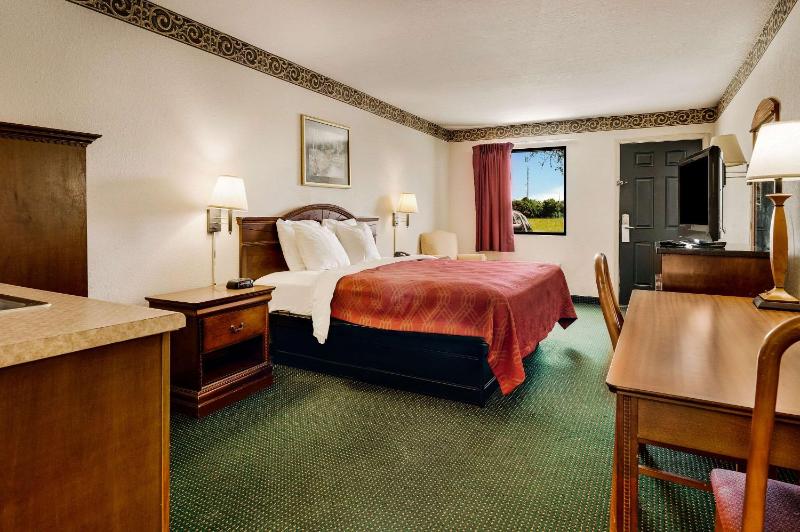 King Room with Roll-In Shower - Accessible/Non Smoking image 2