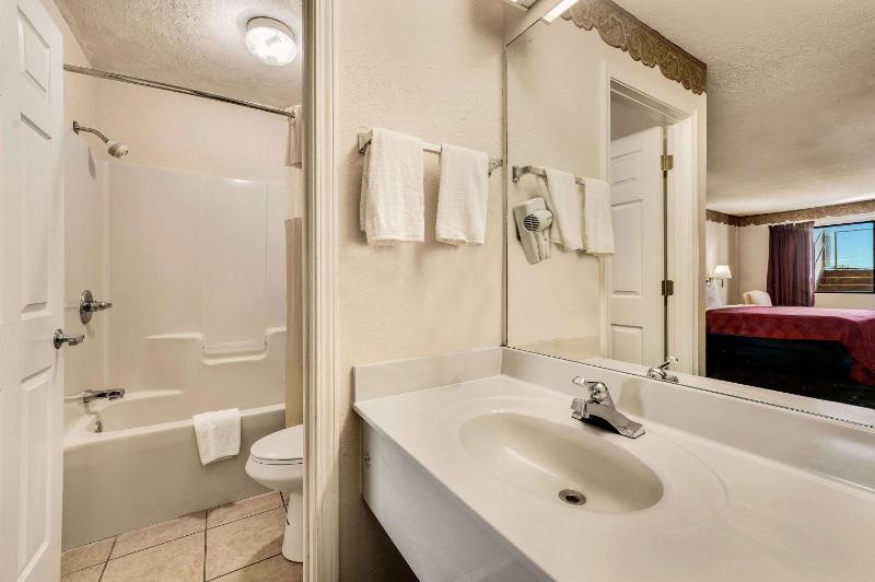 Standard Queen Room with Two Queen Beds - Smoking image 4