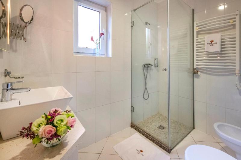One-Bedroom Suite image 3