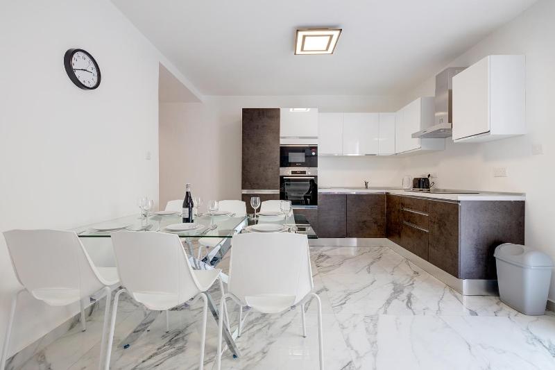 Cosy Apartment steps to St George's Bay - image 15