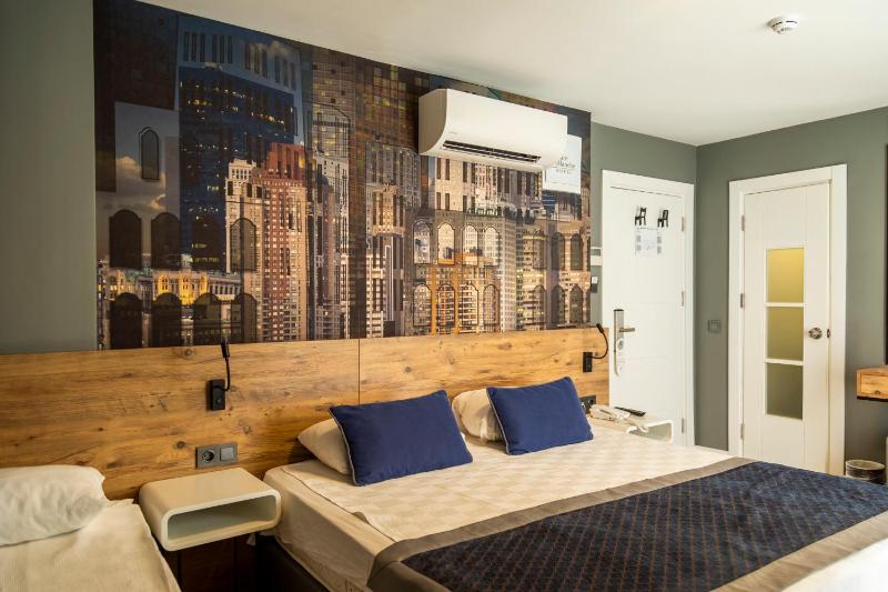 Deluxe Triple Room with Sea View image 1