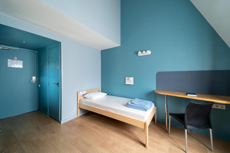 Female Single Room with Shared Bathroom image 2