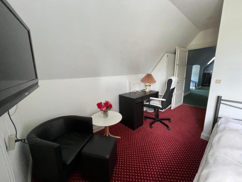 Small Double Room image 4