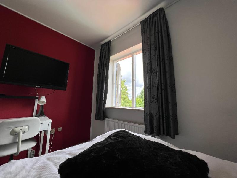 Large Double Room with Extra Bed image 1