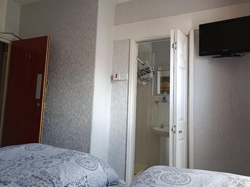 Twin Room with Private Bathroom image 4