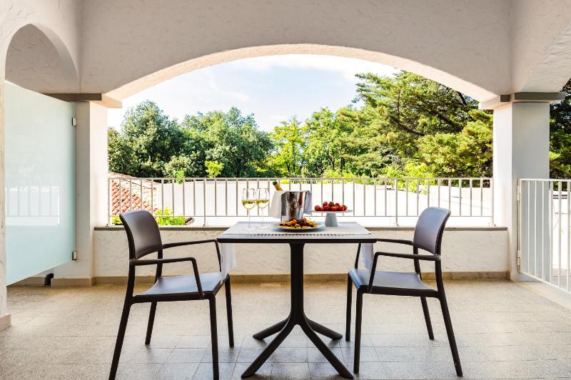 Deluxe Double or Twin Room with Balcony image 3