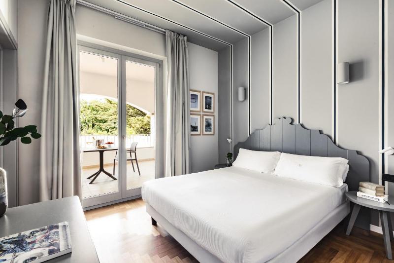 Deluxe Double or Twin Room with Balcony image 1