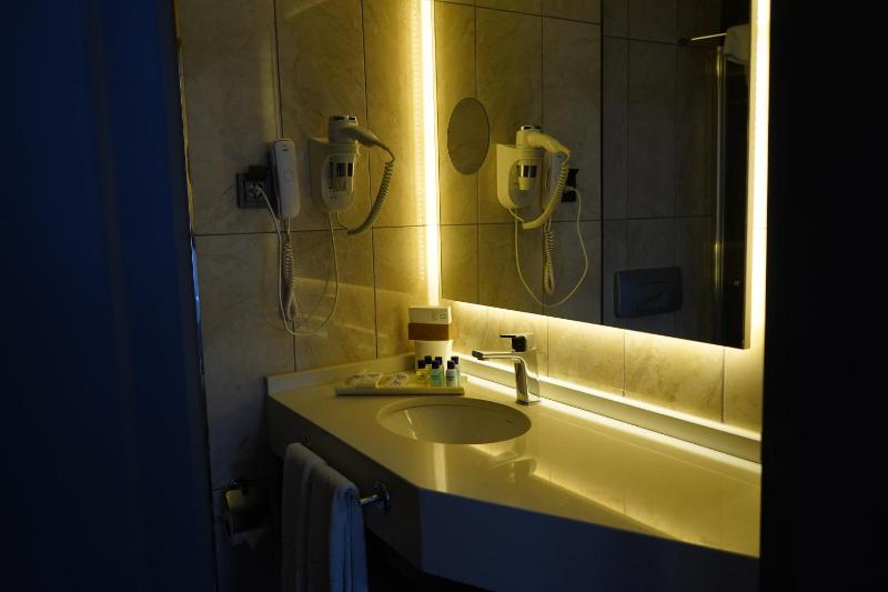 Standard Triple Room image 4