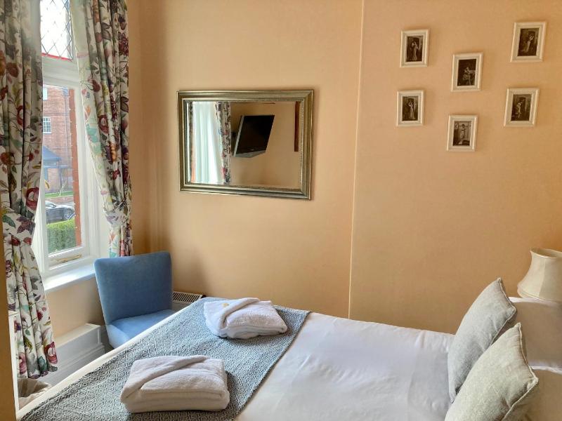 Standard Double Room image 4