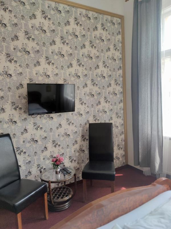 Queen Room image 2