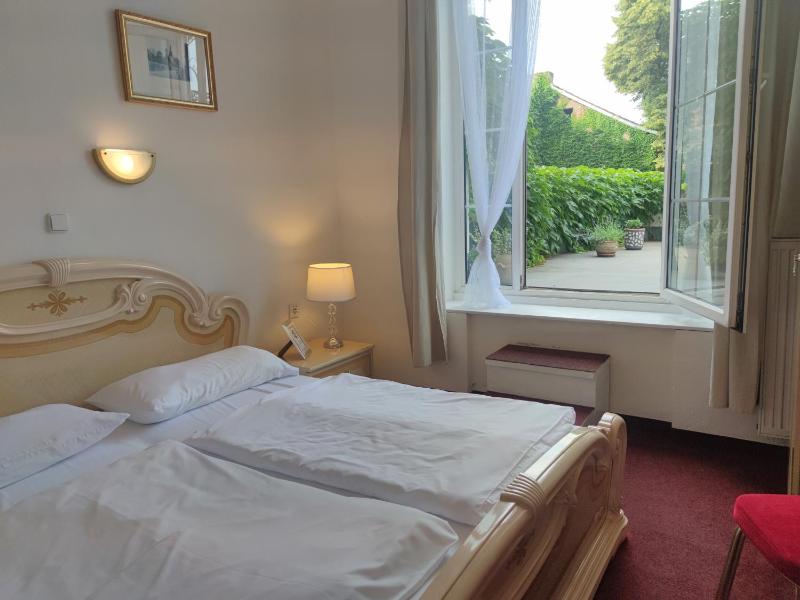 Queen Room with Balcony image 2