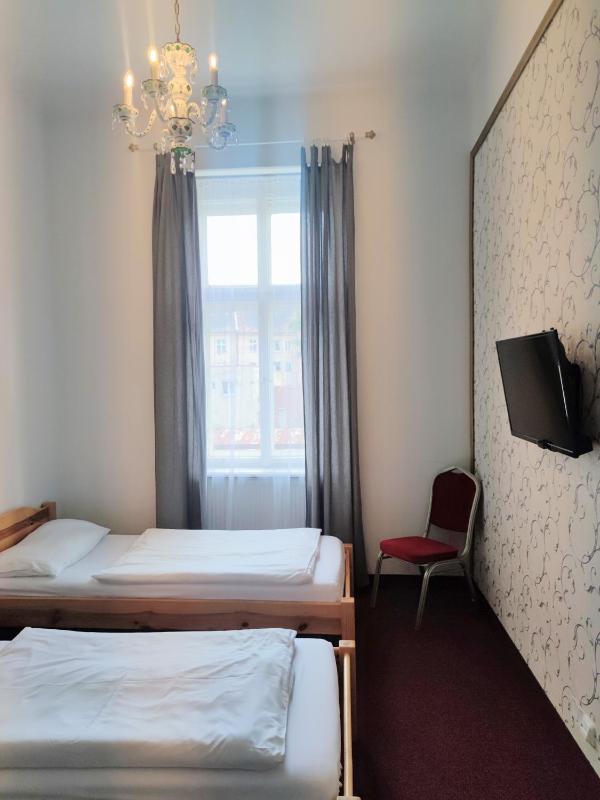 Twin Room image 3