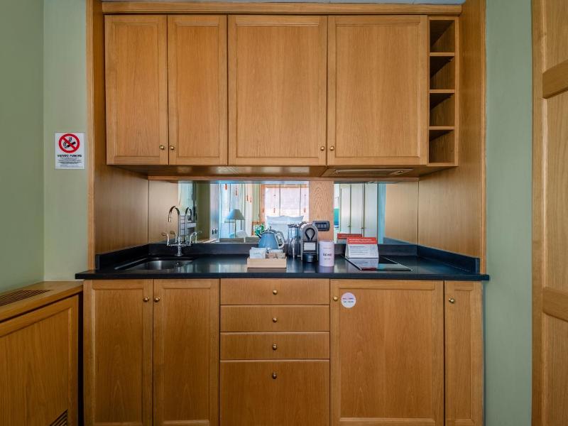 Large Studio with Kitchenette image 4